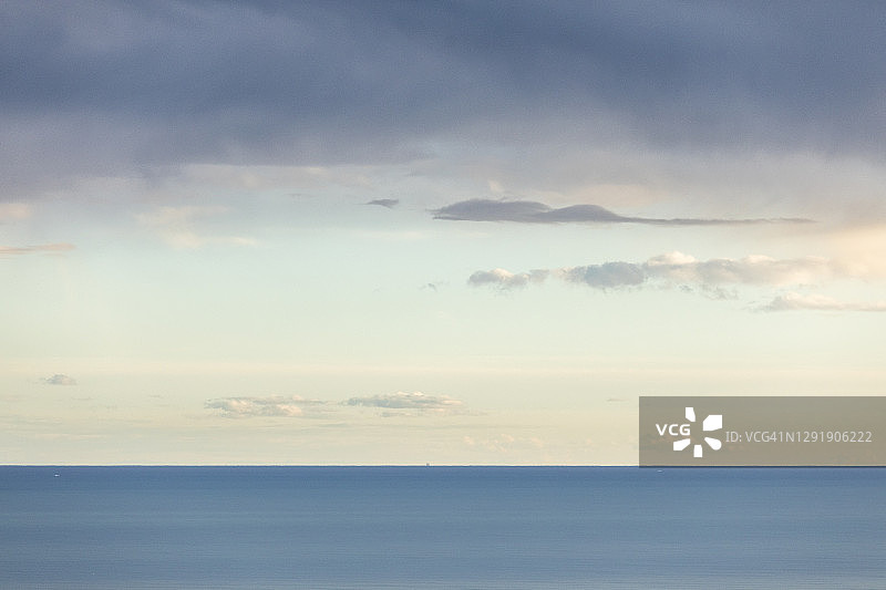 黎明时分的海与云图片素材