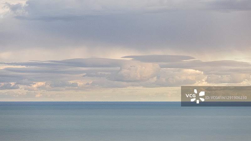 黎明时分的海与云图片素材