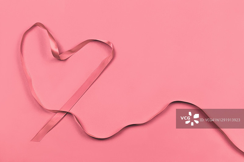 玫瑰背景上的心形丝带图片素材