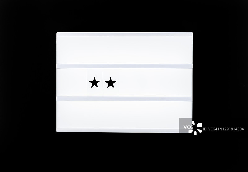 评分：两星（满分五星）。黑色背景上的灯箱。图片素材