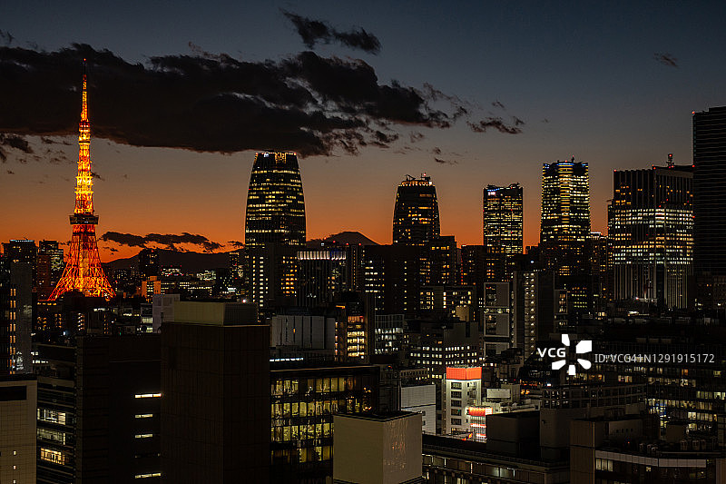 日本东京的东京塔和城市建筑图片素材