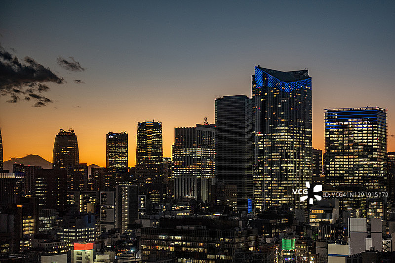 日本东京的富士山与城市夜景图片素材