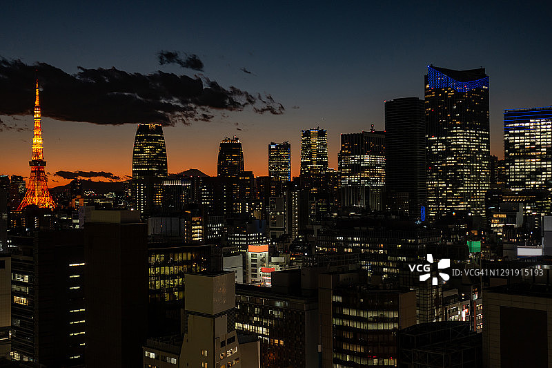 日本东京的东京塔和城市建筑图片素材