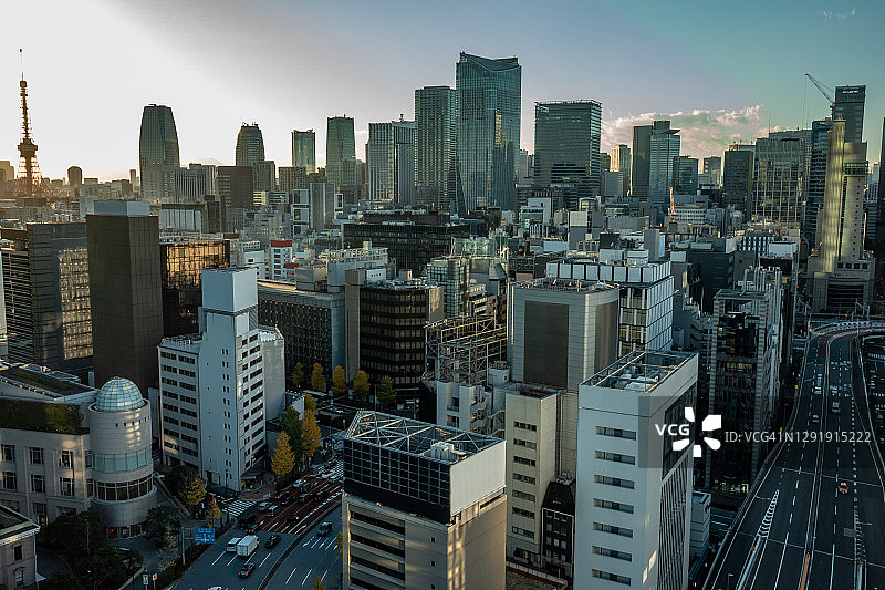 日本东京的东京塔与城市建筑群图片素材