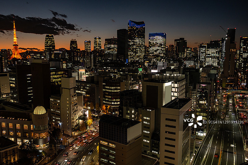 日本东京的东京塔和城市建筑图片素材
