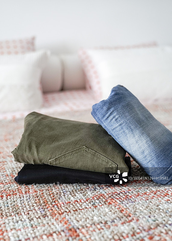 叠放在床上的裤子图片素材