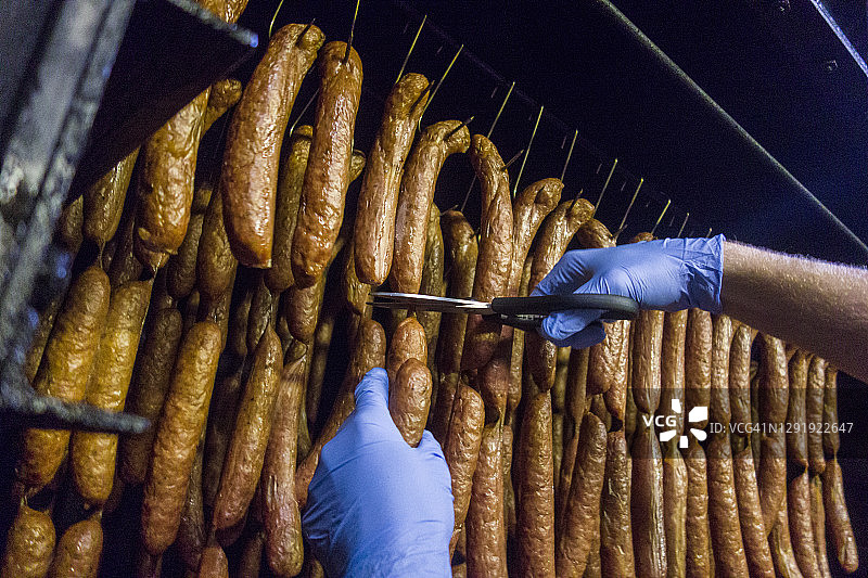 工人在食品厂切割香肠图片素材