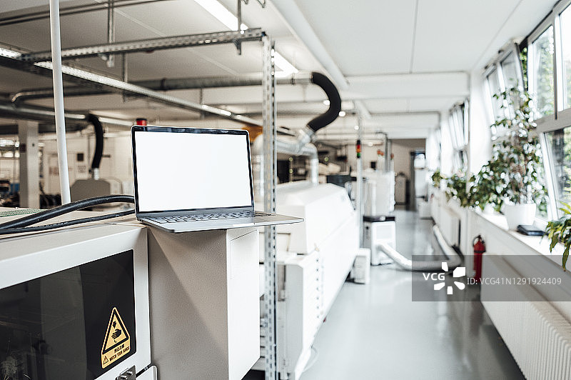 工业机械上的笔记本电脑图片素材