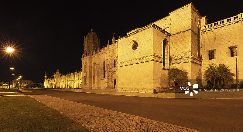 葡萄牙里斯本区里斯本热罗尼姆斯修道院前的空旷街道夜景图片素材