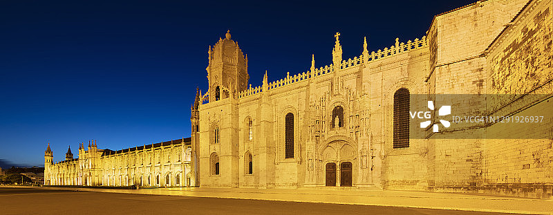 葡萄牙里斯本热罗尼莫斯修道院夜景图片素材