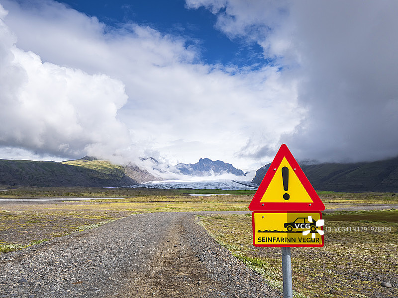 冰岛斯维纳费尔斯冰川空旷土路旁的标志图片素材