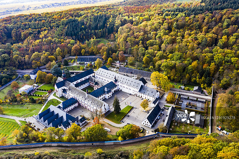 秋季森林环绕的埃伯巴赫修道院图片素材