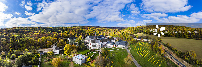 秋季森林环绕的埃伯巴赫修道院图片素材