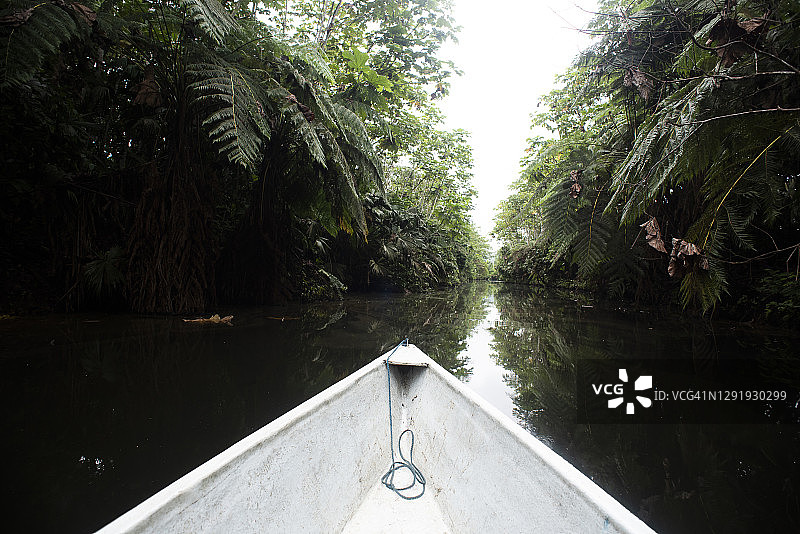 厄瓜多尔纳波河上的白色船头图片素材
