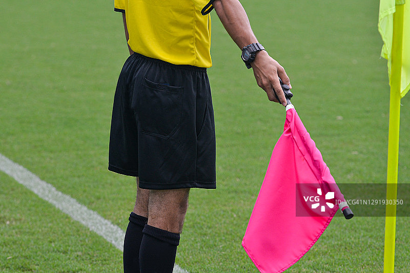 足球比赛的边线裁判图片素材