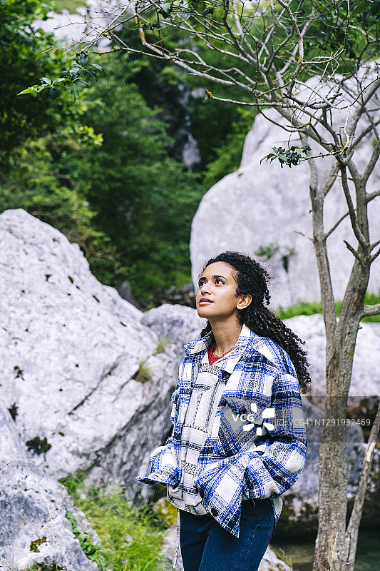 在西班牙阿斯图里亚斯欧洲之峰徒步旅行的沉思女人图片素材