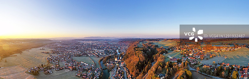 德国巴伐利亚沃尔夫拉茨豪森，日出时分的乡村小镇无人机全景图片素材