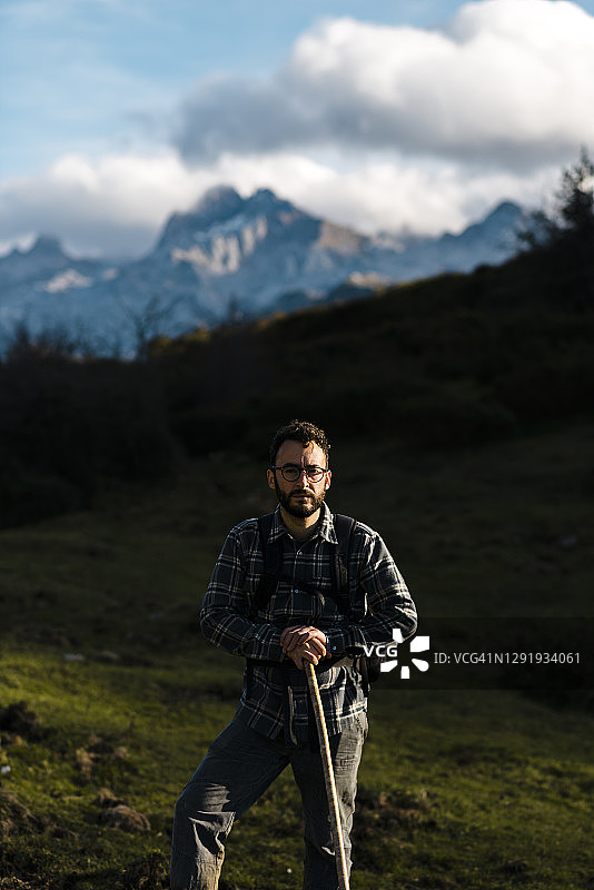 在山里摆姿势的牧羊人肖像图片素材
