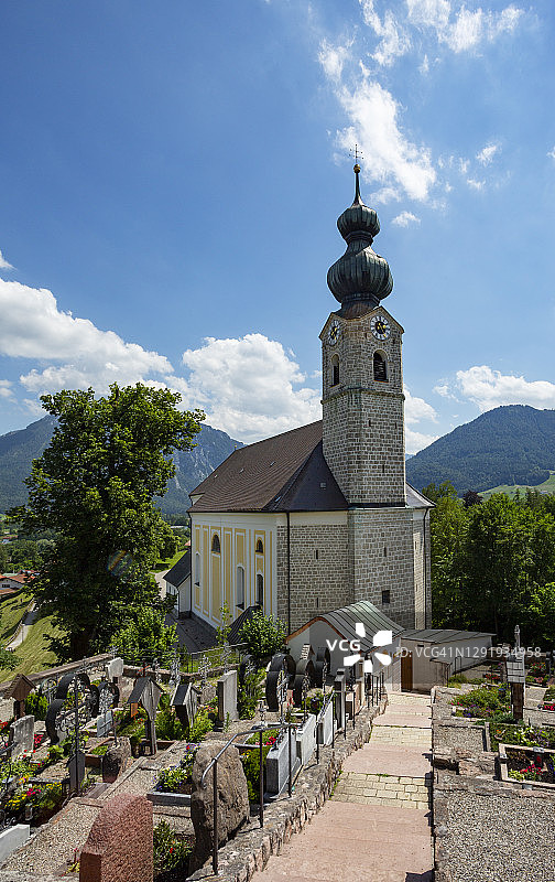 德国巴伐利亚鲁波尔丁夏季圣乔治教堂墓地图片素材