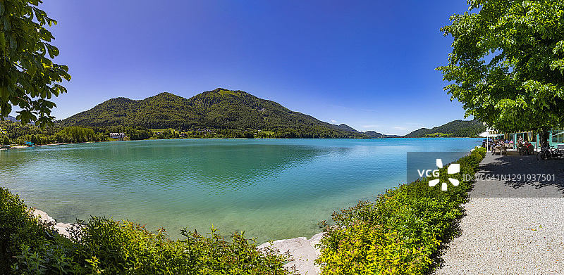 奥地利萨尔茨堡富施尔湖夏季湖畔步道图片素材