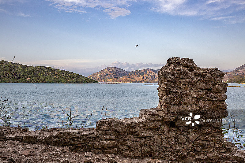阿尔巴尼亚发罗拉州布特林特湖岸古代遗址图片素材