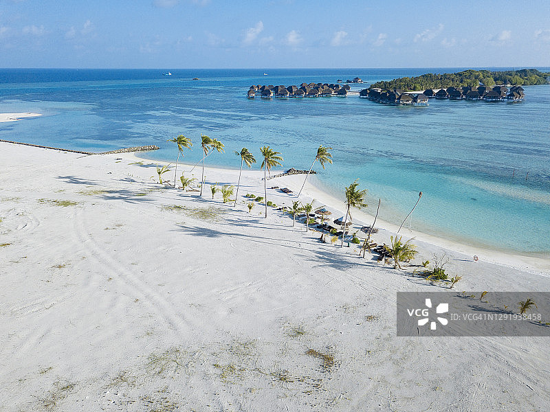 热带海滩上的遮阳伞和棕榈树航拍图片素材
