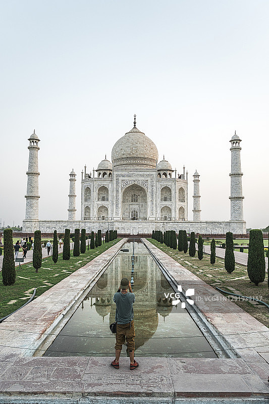 年轻男游客欣赏印度北方邦阿格拉泰姬陵图片素材