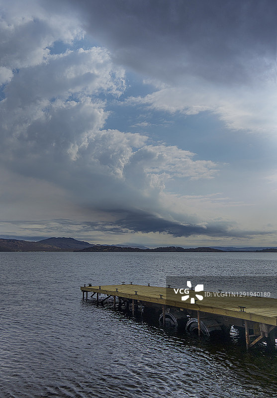 苏格兰，法恩湖上的码头和多云的天空图片素材