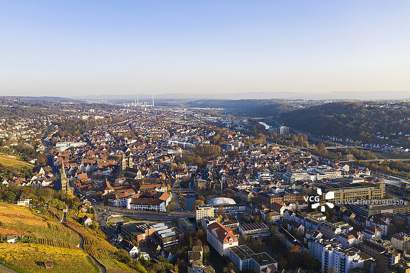 德国巴登-符腾堡州埃斯林根葡萄园和城镇鸟瞰图图片素材