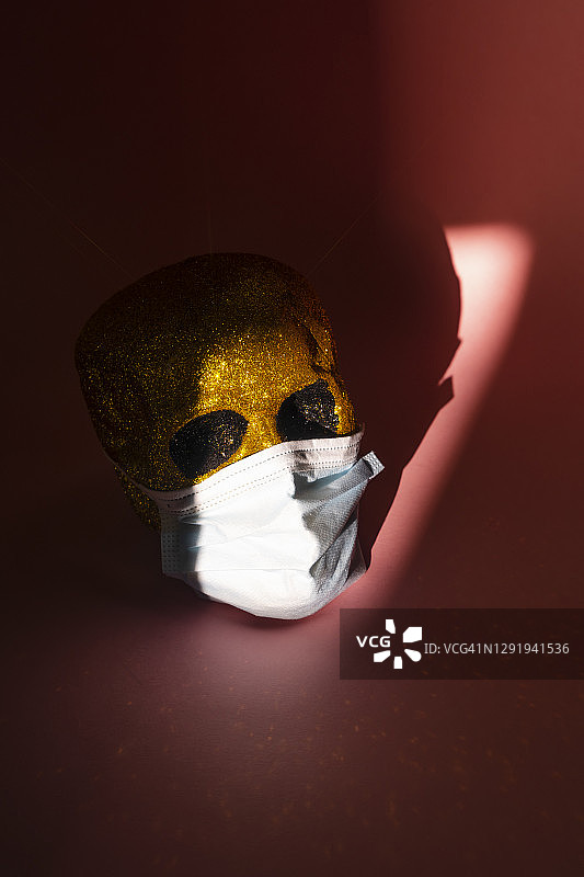 戴着防护口罩的人类头骨的影棚照图片素材