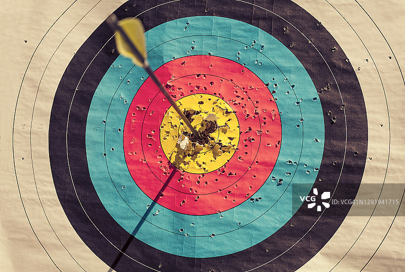 单箭击中靶心图片素材