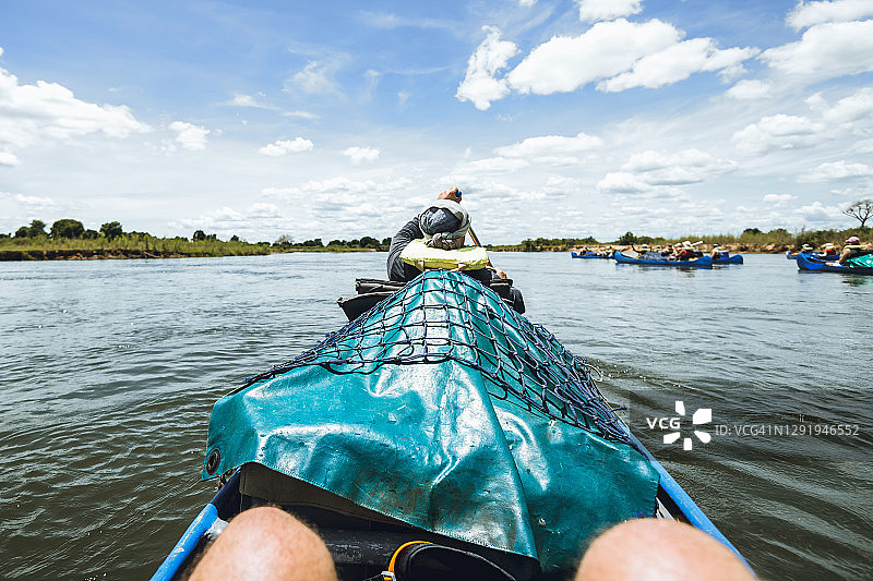 在赞比亚赞比西河上划独木舟图片素材