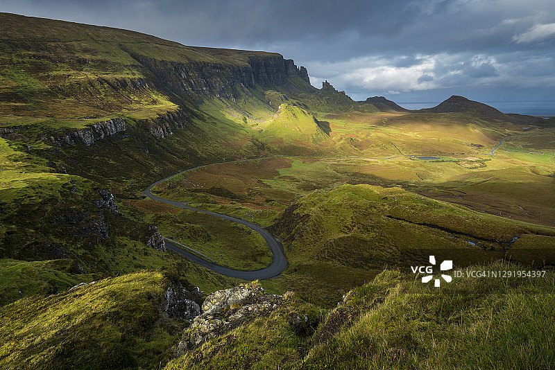 戏剧性的景观和岩石尖峰，奎雷因，斯凯岛，苏格兰图片素材