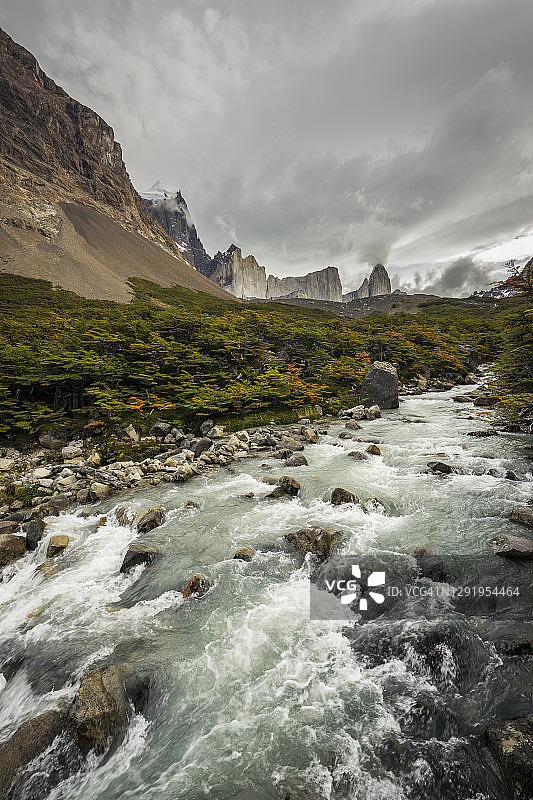 秋季法国谷的弗朗西斯河，百内国家公园，巴塔哥尼亚，智利图片素材