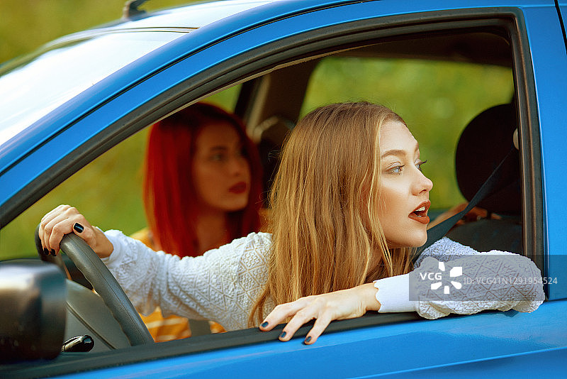 金发女子倒车图片素材