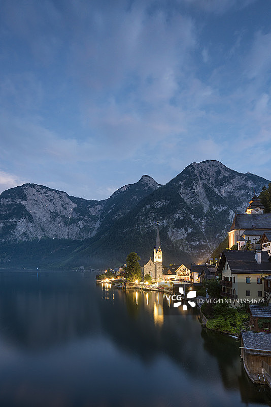 暮光时分哈尔施塔特湖畔的福音派教区教堂，奥地利哈尔施塔特图片素材