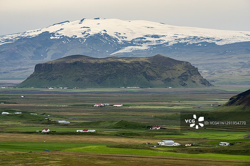 南冰岛背景是雪山的农舍图片素材
