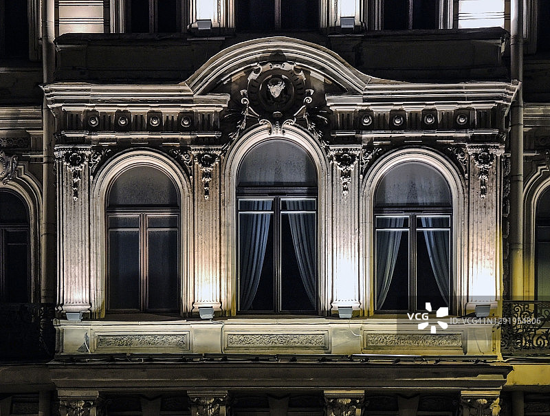 圣彼得堡历史中心的老房子夜景照明图片素材