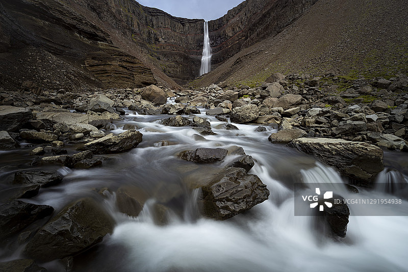 冰岛东部亨吉福斯瀑布壮丽景色图片素材