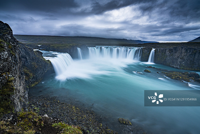 冰岛北部：上帝瀑布的田园风光，多云的天空图片素材