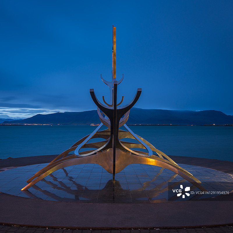 雷克雅未克夜晚蓝天下的太阳航海者雕塑，冰岛图片素材