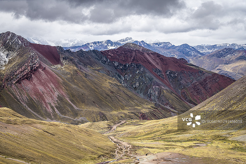 秘鲁彩虹山步道安第斯山谷风光图片素材