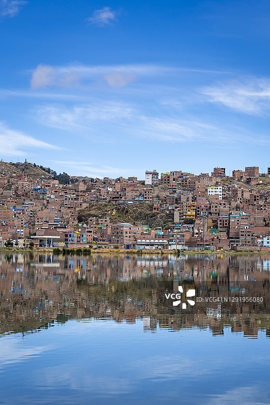 秘鲁的的喀喀湖普诺的房屋倒影图片素材