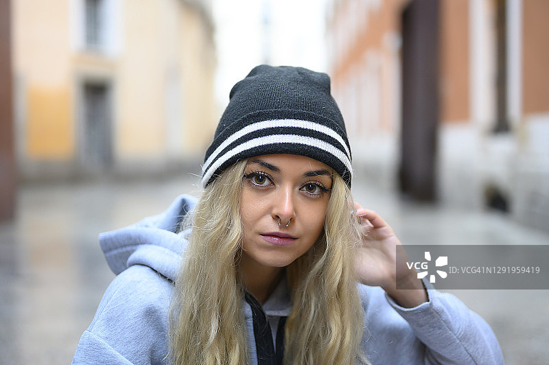 表情严肃的女人肖像图片素材