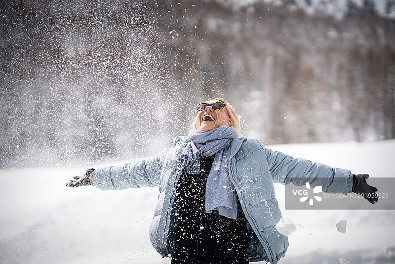 快乐的女性享受雪景图片素材