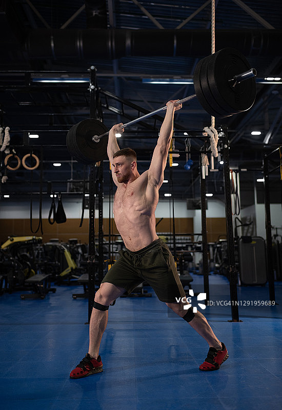 男运动员举起杠铃图片素材