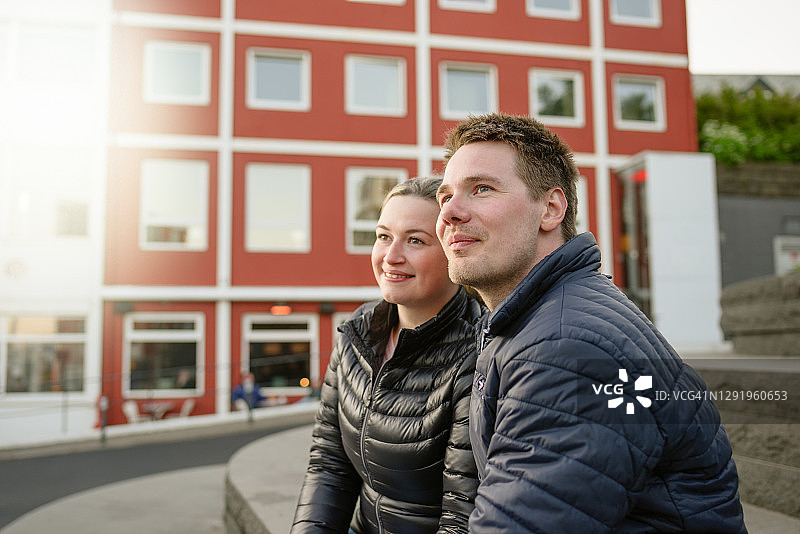 幸福的夫妇在城市建筑附近休息图片素材