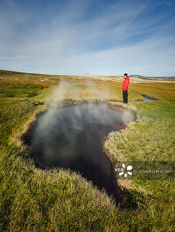 旅行者在热水湖附近图片素材