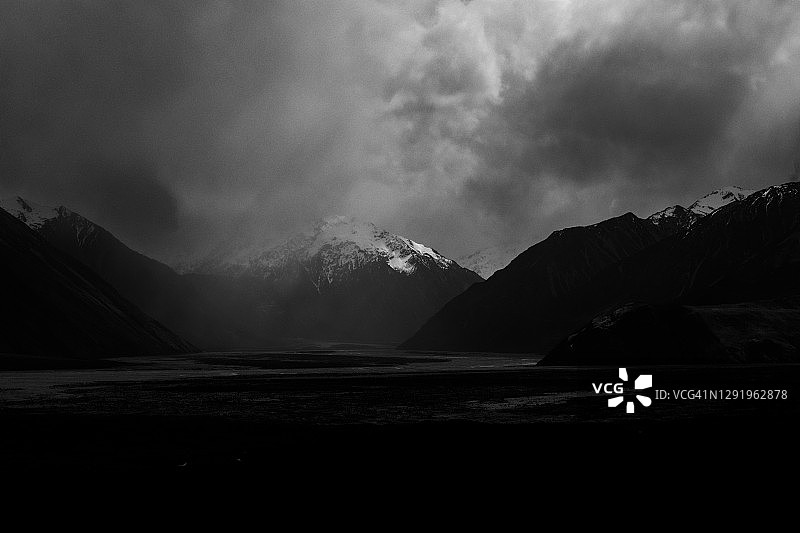 新西兰星期日山上的黑山雨图片素材