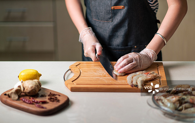 女人在厨房剥虾并清理以备烹饪图片素材